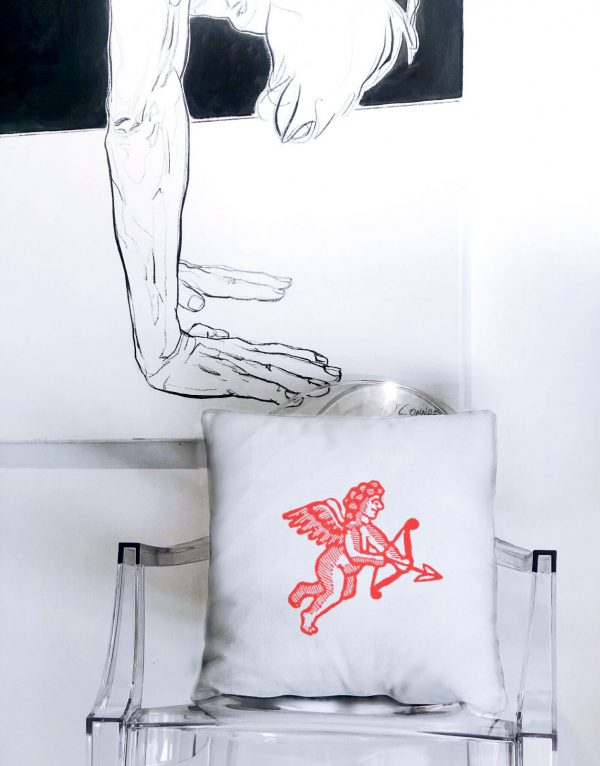 cupido λευκό μαξιλάρι από 100% βαμβάκι, με τύπωμα λιτό σχέδιo κόκκινος μικρός έρωτας, διακοσμεί εσωτερικό χώρο σπιτιού μπροστά από πίνακα