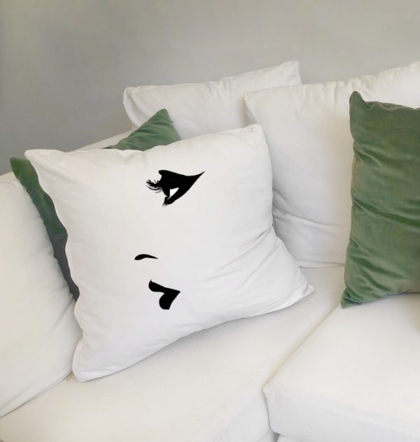 femme fatale λευκό μαξιλάρι από 100% βαμβάκι, με τύπωμα σχέδιο γυναικείο στόμα και χείλη πάνω σε λευκό καναπέ