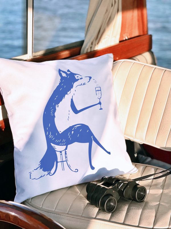 foxy λευκό μαξιλάρι από 100% βαμβάκι, με υπέροχο τύπωμα μπλε αλεπού που πίνει κρασί πάνω σε δερμάτινη πολυθρόνα σκάφους
