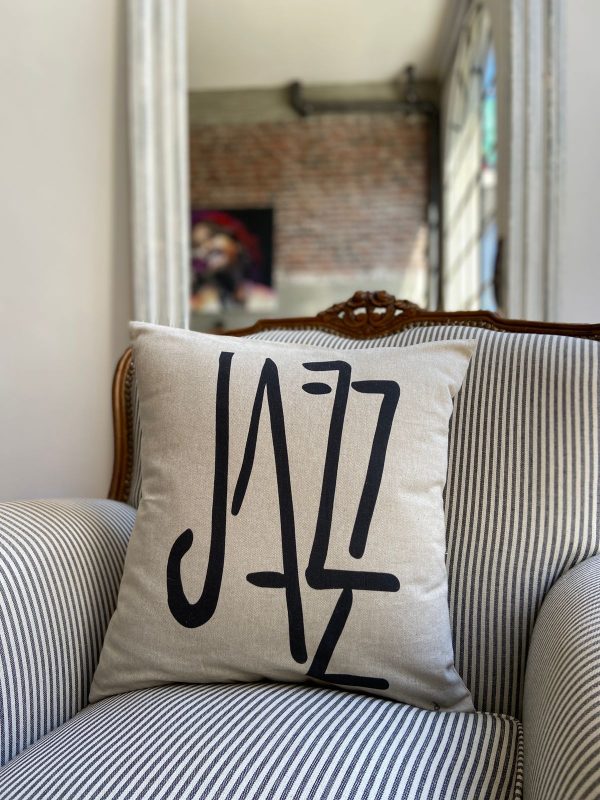 jazz μπεζ μαξιλάρι από 100% βαμβάκι, με υπέροχο τύπωμα λέξη jazz πάνω σε κλασσική υφασμάτινη ριγέ πολυθρόνα