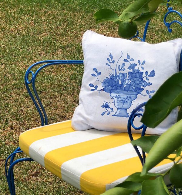 juliete Λευκό μαξιλάρι από 100% βαμβάκι, με τύπωμα μπλε βάζο με λουλούδια διακοσμεί εξωτερικό χώρο σπιτιού, πάνω σε μεταλλική πολυθρόνα κήπου