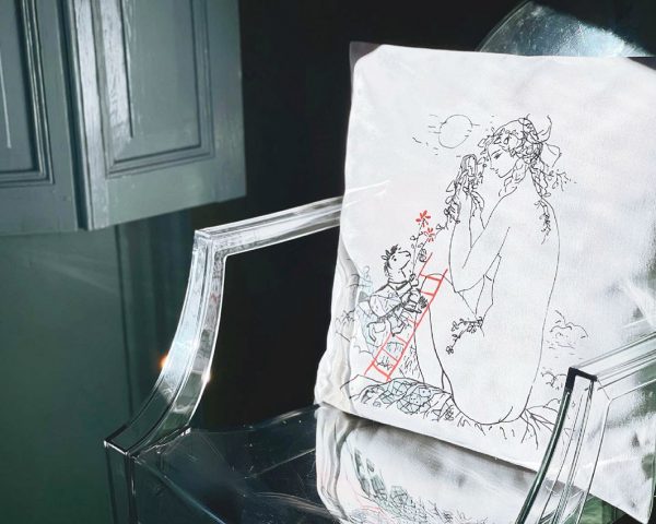 narcissa Λευκό μαξιλάρι από 100% βαμβάκι, σχέδιο γυναίκα γυμνή με καθρέφτη πάνω σε διάφανη plexiglass καρέκλα
