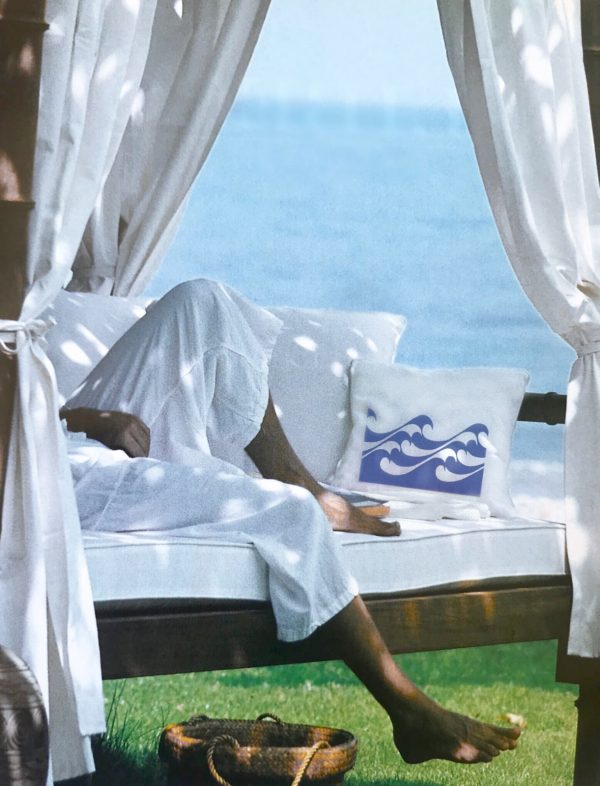 nautico Λινό λευκό μαξιλάρι κήπου 46x46 με μπλε κύματα πάνω σε υπαίθριο καναπέ με θέα τη θάλασσα