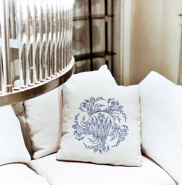 pauline Λινό λευκό μαξιλάρι κήπου 46x46 με μπλε λουλούδια σε μοτίβο σε καναπέ σπιτιού