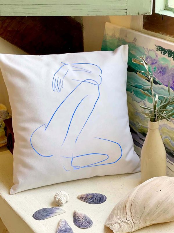 blue fabula λευκό μαξιλάρι από 100% βαμβάκι, με τύπωμα σχέδιο γυναικείο σώμα, σε εσωτερικό καλοκαιρινού σπιτιού μαζί με κοχύλια
