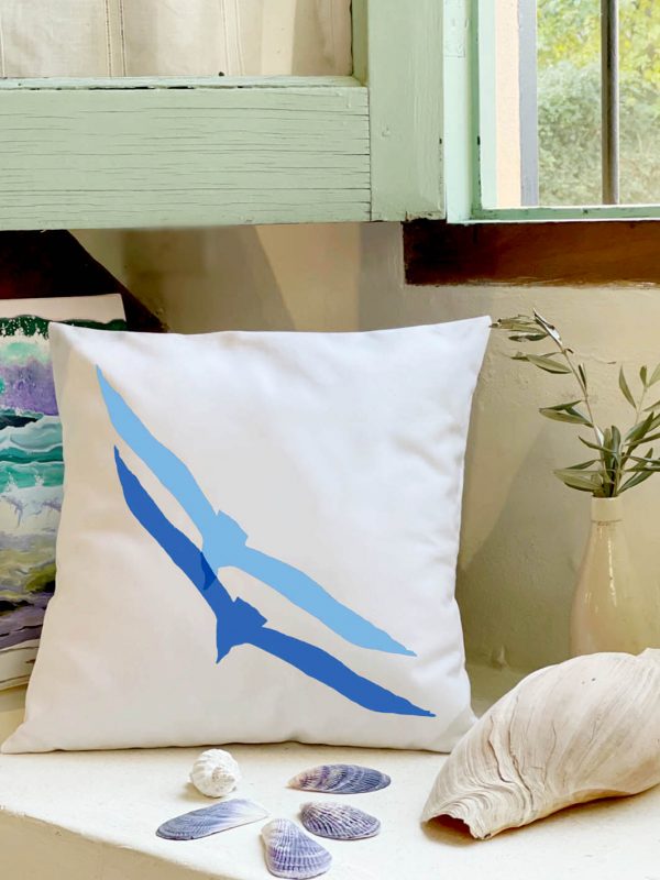 flow White cushion made of 100% cotton, with blue seagulls design in the interior of a summer house.