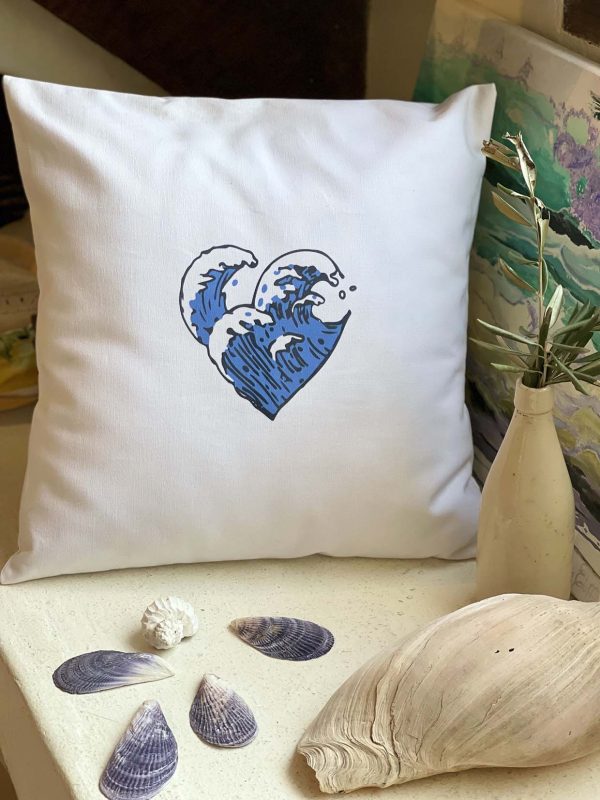 Heart wave Λευκό μαξιλάρι από 100% βαμβάκι, με τύπωμα μπλε καρδιά από κύματα διακοσμεί εσωτερικό χώρο σπιτιού, μαζί με κοχύλια