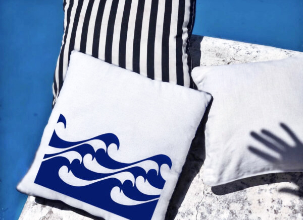 nautico Λινό λευκό μαξιλάρι κήπου 46x46 με μπλε κύματα δίπλα από πισίνα