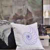nautilus I Λινό λευκό μαξιλάρι 46x46 με σχέδιο περίγραμμα μπλε όστρακο πάνω σε πάτωμα εσωτερικού χειμερινού σπιτιού