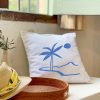 palmera Λινό λευκό μαξιλάρι 46x46 με τύπωμα μπλε φοίνικας σε νησί πάνω σε καναπέ σε εξωτερικό σπιτιού