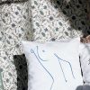torso Λινό λευκό μαξιλάρι 46x46 με τύπωμα μπλε περίγραμμα γυναικείο σώμα σε εσωτερικό σπιτιού