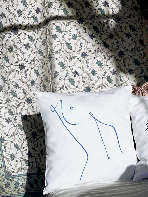 Linen white decorative cushion 46x46 with blue outline design of female body.