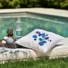 Small pebbles blue Λευκό μαξιλάρι από 100% βαμβάκι, με τύπωμα μπλε μικρά βότσαλα σε κήπο μπροστά από πισίνα.
