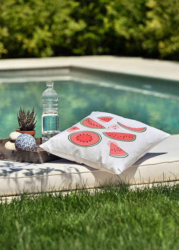 watermelon λευκό μαξιλάρι από 100% βαμβάκι, με σχέδιo φρούτο καρπούζι σε κήπο μπροστά από πισίνα.