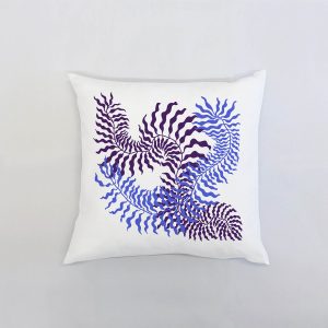 blue purple ferns Λευκό μαξιλάρι από 100% βαμβάκι, και σχέδιο με μπλε και μωβ φτέρη