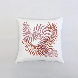 red rose ferns Λευκό μαξιλάρι από 100% βαμβάκι, και σχέδιο με κόκκινη και ροζ φτέρη