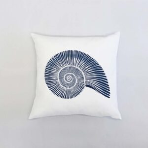 seashell single Λευκό μαξιλάρι από 100% βαμβάκι, με σχέδιο μπλε κοχύλι