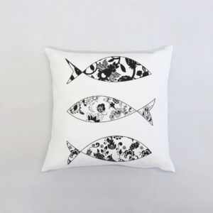 blackfish Λευκό μαξιλάρι από 100% βαμβάκι, με σχέδιο μαύρα ψάρια διακοσμημένα με λουλούδια