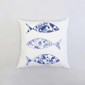 bluefish Λευκό μαξιλάρι από 100% βαμβάκι, με σχέδιο μπλε ψάρια διακοσμημένα με λουλούδια